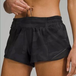 Lululemon 2.5” hotty hot shorts